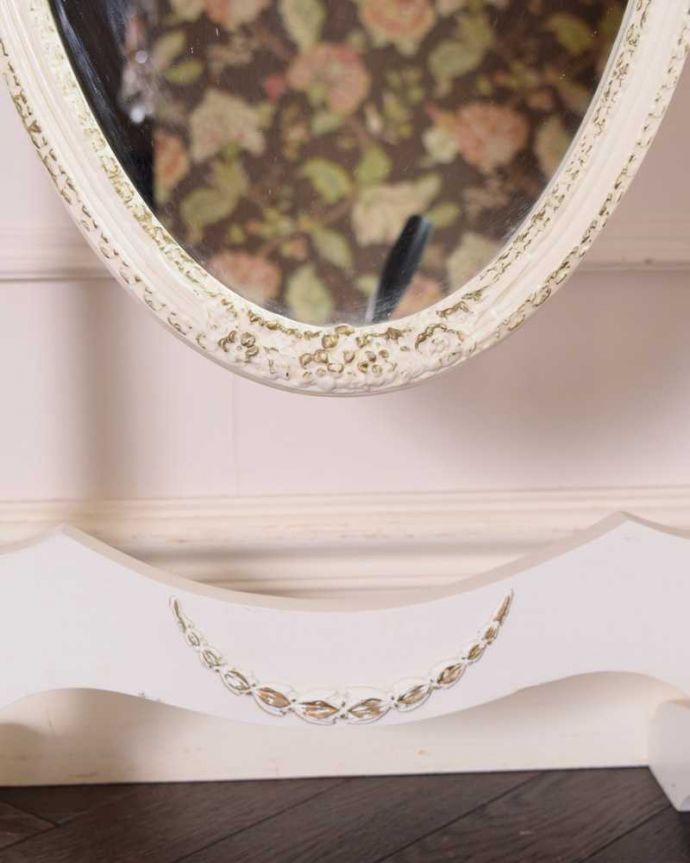 アンティーク ミラー（鏡）　アンティーク雑貨　フランスで見つけたホワイトペイント家具、可愛いアンティークシュバルミラー（姿見）。フランスらしく美しい彫見ているだけで優雅な気分になっちゃう彫。(d-1333-f)