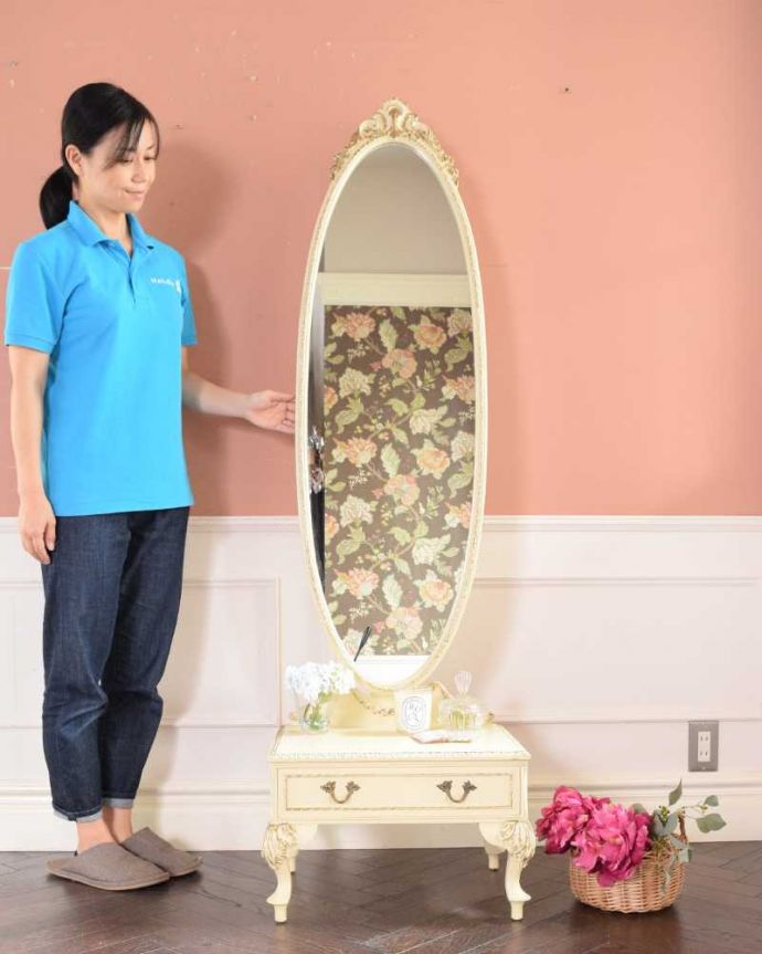 アンティークのドレッサー アンティーク家具 ドレッサーとして使えるアンティーク家具、引き出し付きのスタンドミラー(姿見) 。みんなが欲しい実力派アンティークミラーまるでおとぎ話の中から飛び出てきたようなペイントのミラー。(d-1334-f)