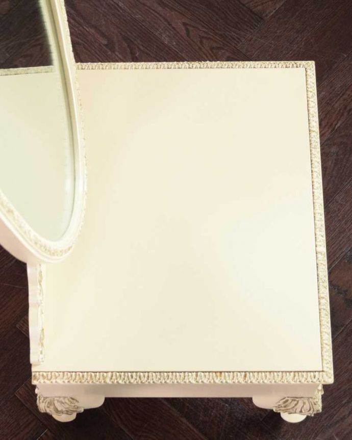 アンティークのドレッサー アンティーク家具 ドレッサーとして使えるアンティーク家具、引き出し付きのスタンドミラー(姿見) 。何を置こうかな・・・?上から見ると天板の形はこんな感じです。(d-1334-f)