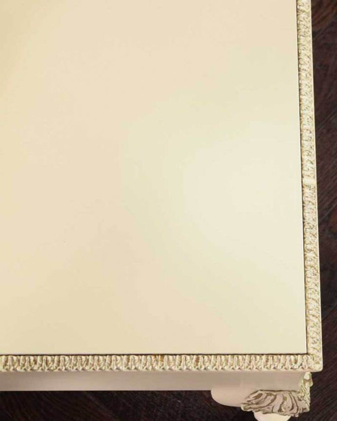 アンティークのドレッサー アンティーク家具 ドレッサーとして使えるアンティーク家具、引き出し付きのスタンドミラー(姿見) 。近くで見ると…近づいてみると、ピッカピカでキレイに仕上げた天板の塗装。(d-1334-f)