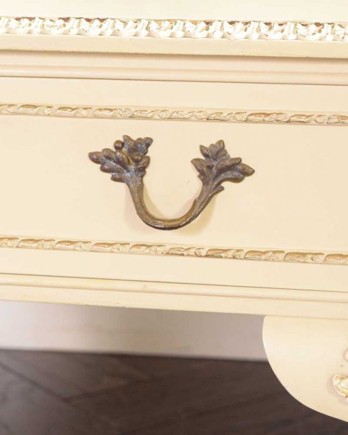 アンティークのドレッサー アンティーク家具 ドレッサーとして使えるアンティーク家具、引き出し付きのスタンドミラー(姿見) 。取っ手のデザインも優雅こんな小さなパーツにもこだわっているところがアンティーク家具のよさです。(d-1334-f)