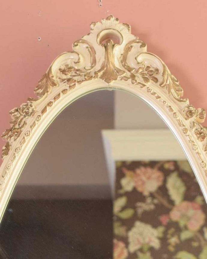 アンティークのドレッサー アンティーク家具 ドレッサーとして使えるアンティーク家具、引き出し付きのスタンドミラー(姿見) 。一瞬でお姫様気分にしてくれますトップの女性らしいお花が身支度する時間を特別なものにしてくれます。(d-1334-f)