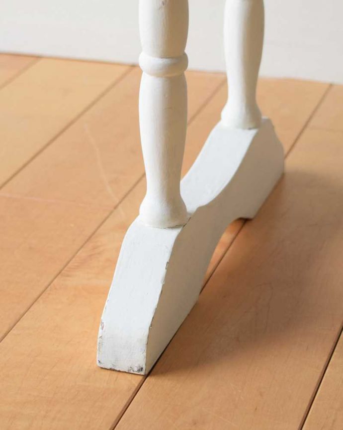 タオルハンガー　アンティーク家具　ペイント仕上げのアンティーク雑貨、木製のタオルハンガー（５本タイプ）。引きずっても大丈夫Handleではアンティーク家具の脚の裏にフェルトキーパーをお付けして、床を引きずってもキズが付きにくいようにしています。(d-1335-f)