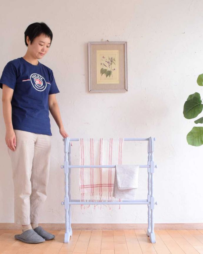 タオルハンガー　アンティーク家具　アーチが可愛いペイント仕上げのアンティークタオルハンガー（５本タイプ）。いろんな場所でいろんな用途で使えるアンティーク見た目も色も華やかで可愛いので、普通だったら隠したくなるタオル掛けも、みんなに見せたくなるくらいオシャレなんです。(d-1336-f)