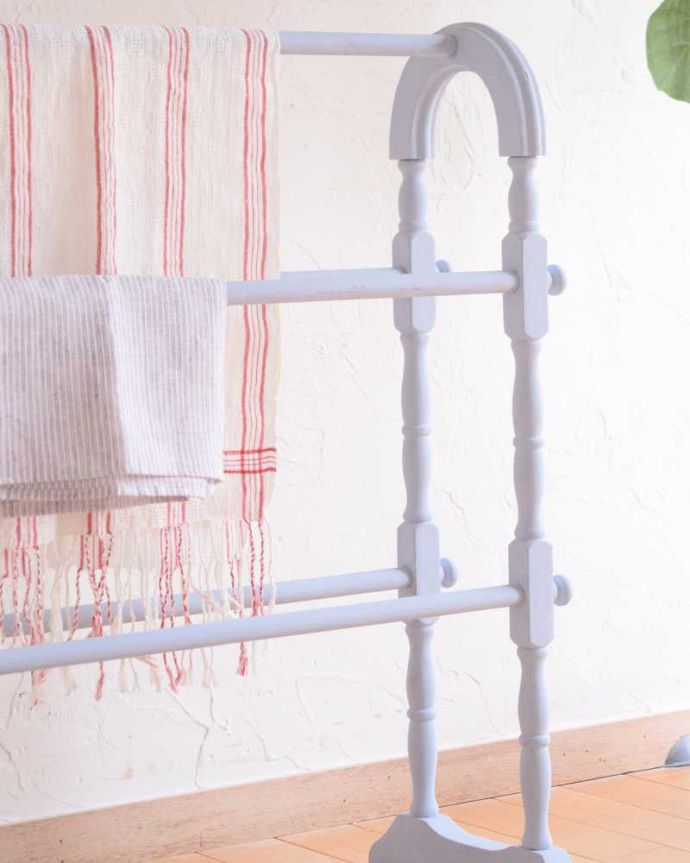 タオルハンガー　アンティーク家具　アーチが可愛いペイント仕上げのアンティークタオルハンガー（５本タイプ）。思わずほっこりしちゃう可愛いデザインぬくもりある雰囲気を作ってくれるアンティークらしいデザイン。(d-1336-f)