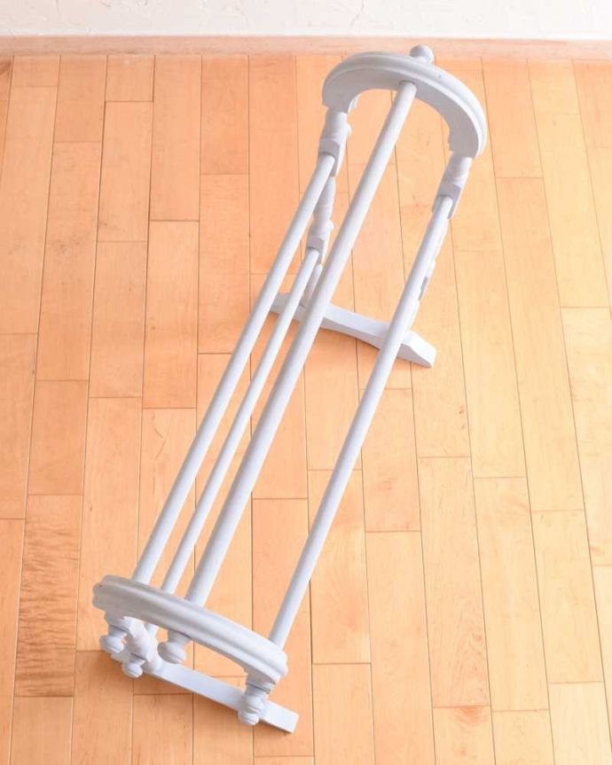 タオルハンガー　アンティーク家具　アーチが可愛いペイント仕上げのアンティークタオルハンガー（５本タイプ）。上から見てみると、こんな感じ分かりやすく上から見てみると全部で バーが5本付いています。(d-1336-f)