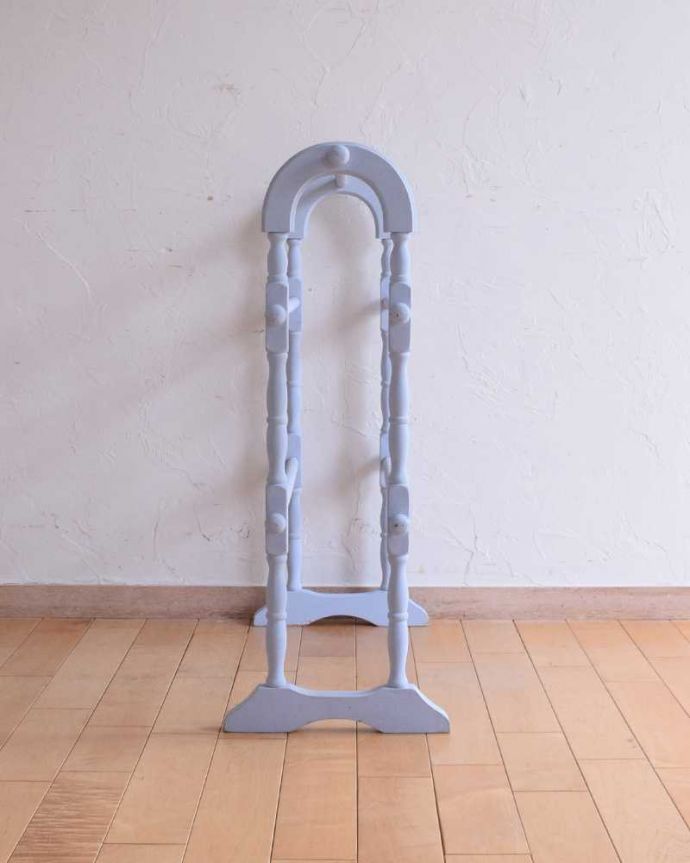 タオルハンガー　アンティーク家具　アーチが可愛いペイント仕上げのアンティークタオルハンガー（５本タイプ）。横から見ても可愛いんです。(d-1336-f)