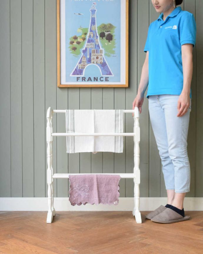 タオルハンガー　アンティーク家具　フランスから届いたホワイトペイントが可愛いアンティーク、木製のタオルハンガー（5本タイプ）。いろんな場所でいろんな用途で使えるアンティークもともと寝室用のタオル掛けとして作られた家具。(d-1337-f)