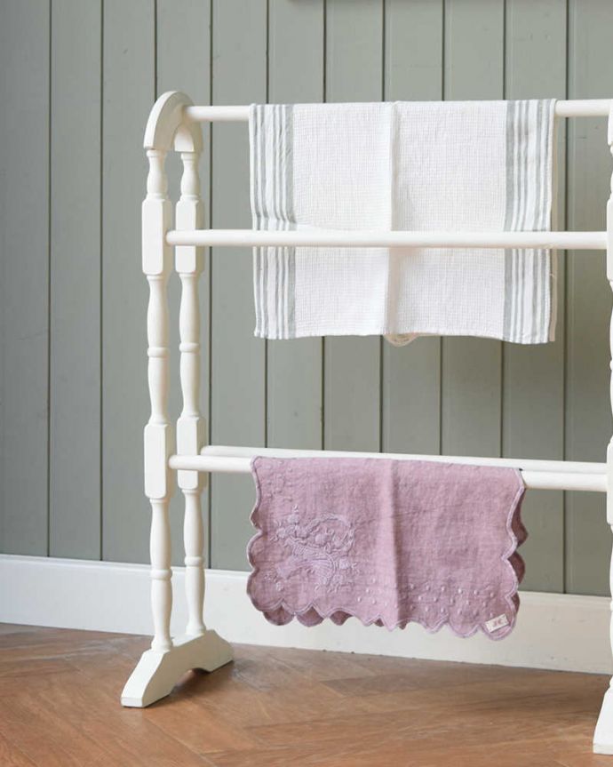 タオルハンガー　アンティーク家具　フランスから届いたホワイトペイントが可愛いアンティーク、木製のタオルハンガー（5本タイプ）。思わずほっこりしちゃう可愛いデザインぬくもりある雰囲気を作ってくれるアンティークらしいデザイン。(d-1337-f)