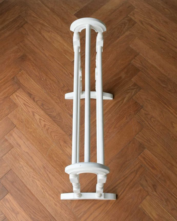 タオルハンガー　アンティーク家具　フランスから届いたホワイトペイントが可愛いアンティーク、木製のタオルハンガー（5本タイプ）。上から見てみると、こんな感じ分かりやすく上から見てみると全部でバーが5本付いています。(d-1337-f)