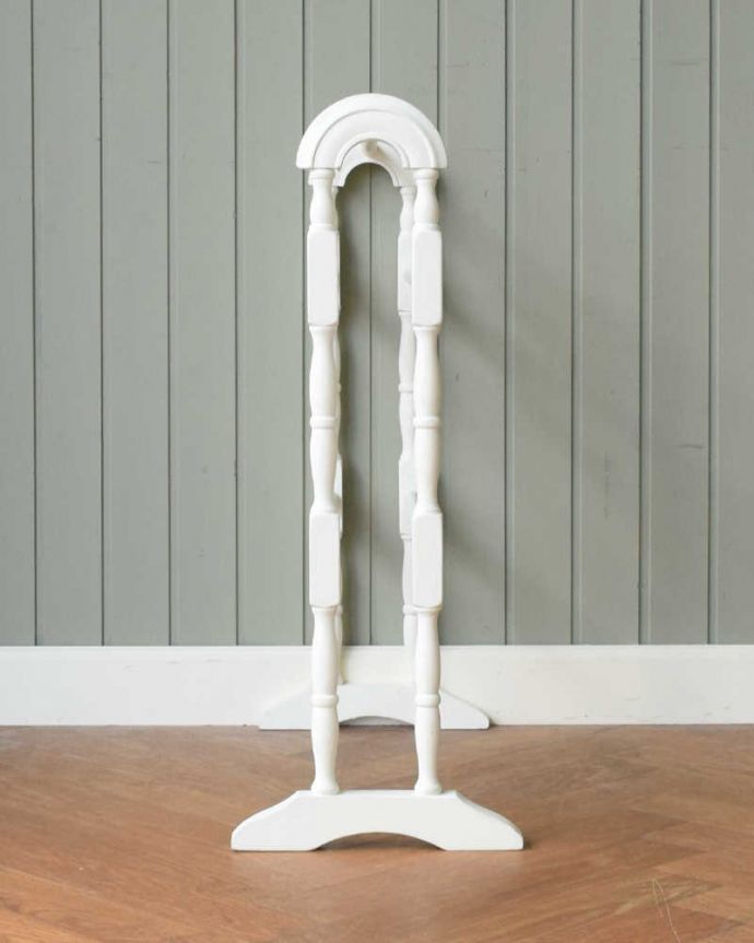 タオルハンガー　アンティーク家具　フランスから届いたホワイトペイントが可愛いアンティーク、木製のタオルハンガー（5本タイプ）。横から見ても可愛いんです。(d-1337-f)