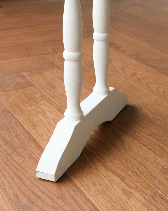 タオルハンガー　アンティーク家具　フランスから届いたホワイトペイントが可愛いアンティーク、木製のタオルハンガー（5本タイプ）。引きずっても大丈夫Handleではアンティーク家具の脚の裏にフェルトキーパーをお付けして、床を引きずってもキズが付きにくいようにしています。(d-1337-f)