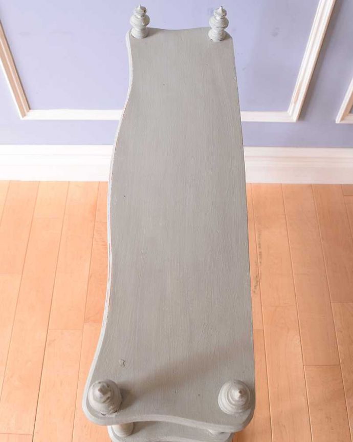 ウォールシェルフ・ウォールハンガー　アンティーク家具　フランスで見つけた小さなアンティーク家具、ディスプレイが楽しくなる4段シェルフ（ディスプレイラック）。上から見ると天板もこんな感じで、きちんと仕上げました。(d-1338-f)