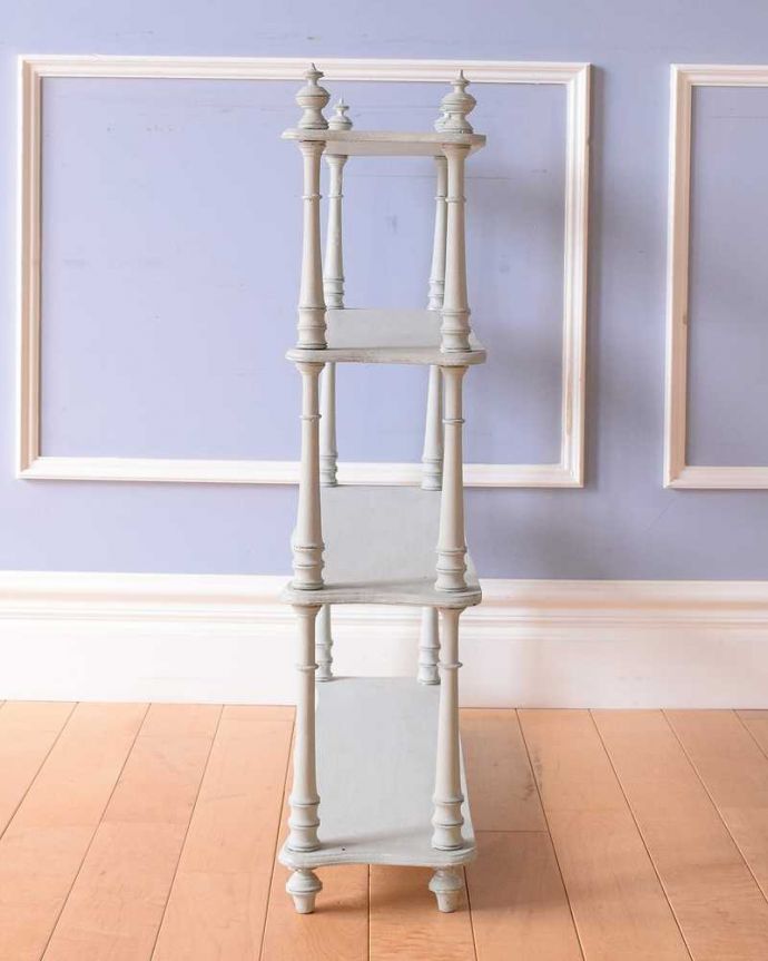 ウォールシェルフ・ウォールハンガー　アンティーク家具　フランスで見つけた小さなアンティーク家具、ディスプレイが楽しくなる4段シェルフ（ディスプレイラック）。横から見ると、こんなデザインですもちろん横顔だってキレイです。(d-1338-f)