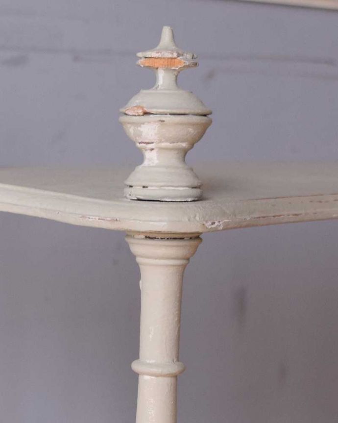 ウォールシェルフ・ウォールハンガー　アンティーク家具　フランスで見つけた小さなアンティーク家具、ディスプレイが楽しくなる4段シェルフ（ディスプレイラック）。惚れ惚れしちゃう美しさ女性らしい彫り。(d-1338-f)