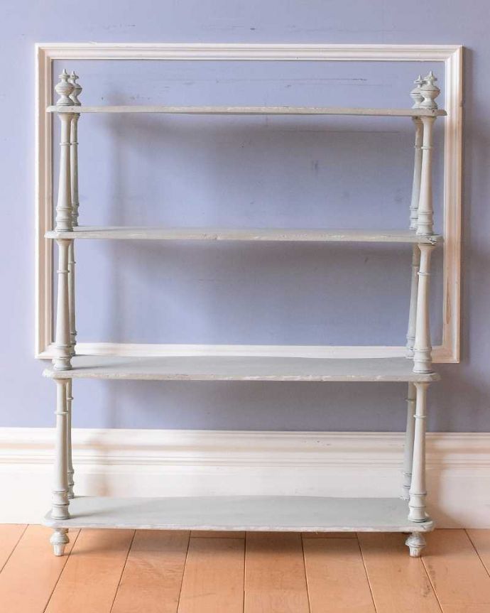 ウォールシェルフ・ウォールハンガー　アンティーク家具　フランスで見つけた小さなアンティーク家具、ディスプレイが楽しくなる4段シェルフ（ディスプレイラック）。後ろ側を見てみると･･･アンティークは新品ではないので、もちろん経年変化によるキズはありますが、職人がキレイに修復したので、安心してお使いください。(d-1338-f)