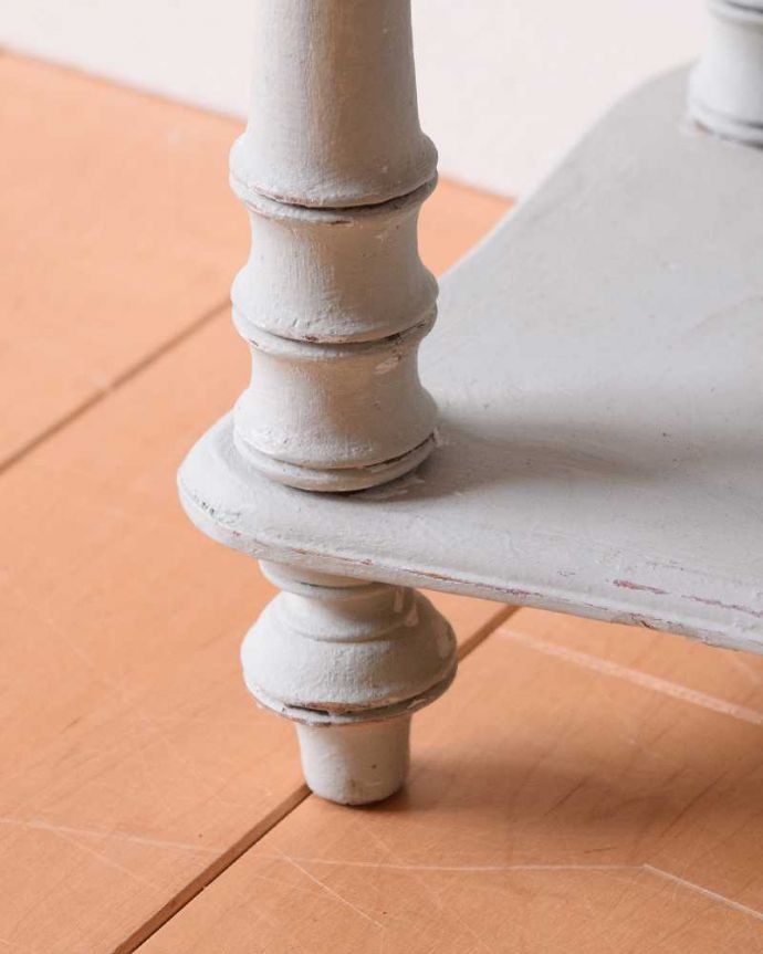 ウォールシェルフ・ウォールハンガー　アンティーク家具　フランスで見つけた小さなアンティーク家具、ディスプレイが楽しくなる4段シェルフ（ディスプレイラック）。脚付きなので置いても使えます。(d-1338-f)