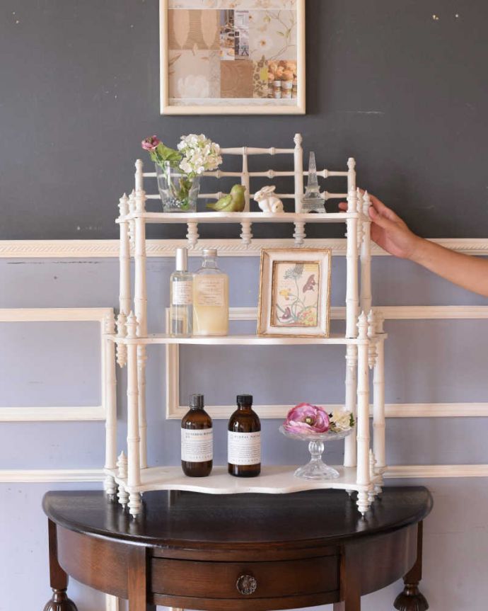 ウォールシェルフ・ウォールハンガー　アンティーク家具　フレンチスタイルにオススメ、壁に付けて使うアンティーク家具、小さなウォールシェルフ 。お部屋の魅せ場を作ってくれるシェルフ置くだけでお部屋の中をオシャレに見せてくれるシェルフの使い方は自由自在。(d-1339-f)