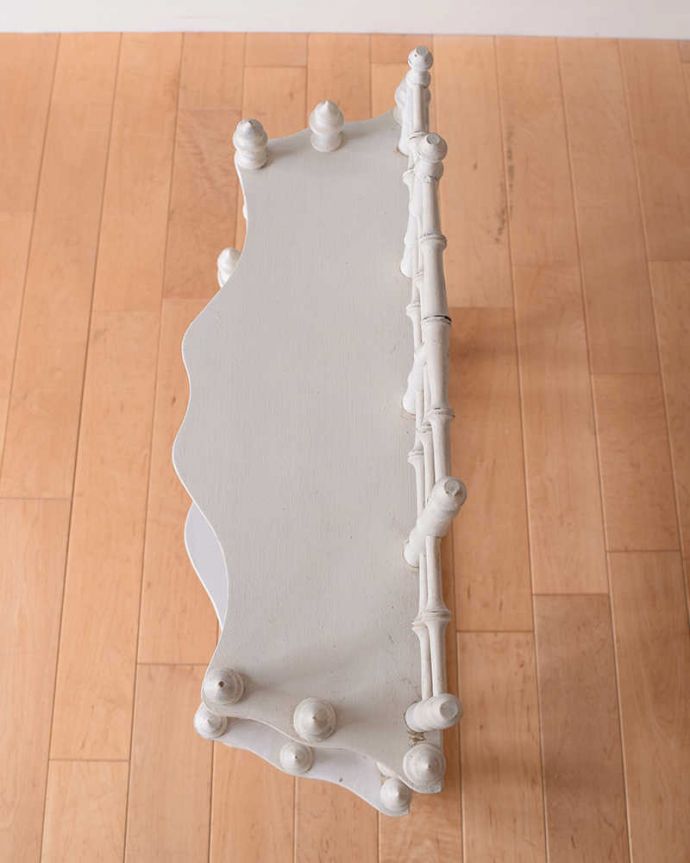 ウォールシェルフ・ウォールハンガー　アンティーク家具　フレンチスタイルにオススメ、壁に付けて使うアンティーク家具、小さなウォールシェルフ 。上から見ると天板もこんな感じで、きちんと仕上げました。(d-1339-f)