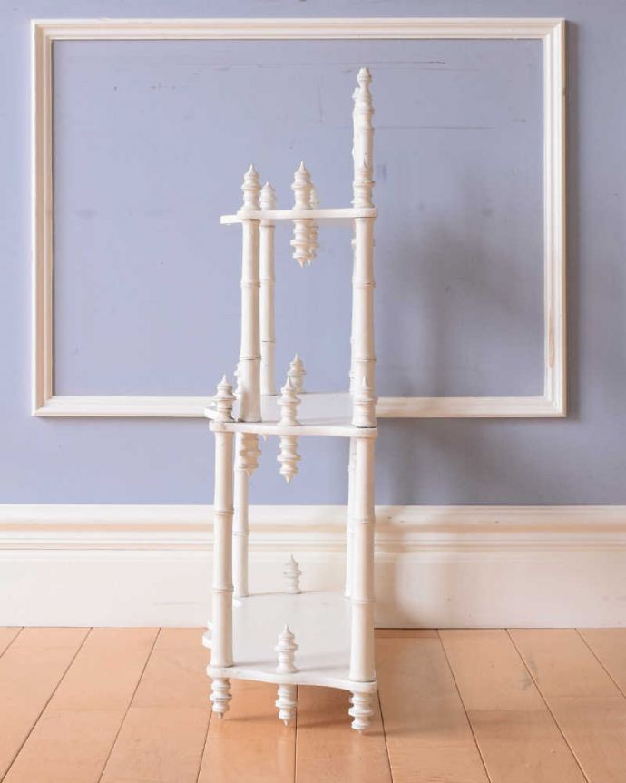 ウォールシェルフ・ウォールハンガー　アンティーク家具　フレンチスタイルにオススメ、壁に付けて使うアンティーク家具、小さなウォールシェルフ 。横から見ると、こんなデザインですもちろん横顔だってキレイです。(d-1339-f)