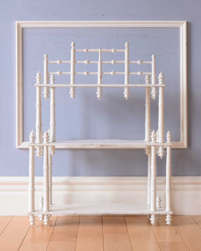 ウォールシェルフ・ウォールハンガー　アンティーク家具　フレンチスタイルにオススメ、壁に付けて使うアンティーク家具、小さなウォールシェルフ 。後ろ側を見てみると･･･アンティークは新品ではないので、もちろん経年変化によるキズはありますが、職人がキレイに修復したので、安心してお使いください。(d-1339-f)