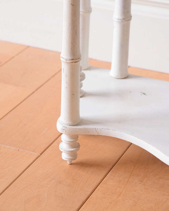 ウォールシェルフ・ウォールハンガー　アンティーク家具　フレンチスタイルにオススメ、壁に付けて使うアンティーク家具、小さなウォールシェルフ 。脚付きなので置いても使えます。(d-1339-f)