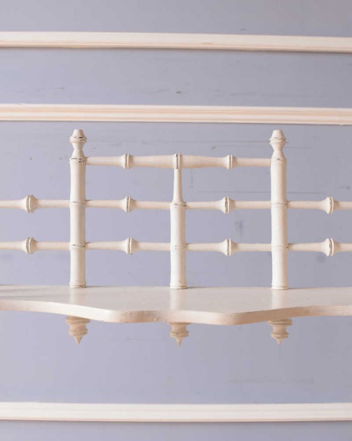 ウォールシェルフ・ウォールハンガー　アンティーク家具　フレンチスタイルにオススメ、壁に付けて使うアンティーク家具、小さなウォールシェルフ 。トップのデザインもオシャレフランスらしい装飾がお部屋を華やかに彩ってくれます。(d-1339-f)