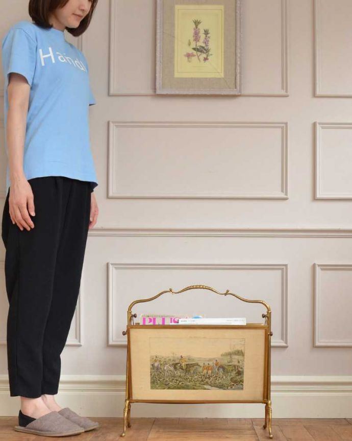 マガジンラック　アンティーク家具　美しい絵画まで付いてくるような珍しい真鍮製のアンティークマガジンラック。使いやすさNo.1！みんなが使える便利なアンティークどこのお家でも使っているマガジンラックも、アンティークだとデザインが素敵だから散らかっている雑誌もオシャレに収納出来ちゃうんです。(d-1340-f)