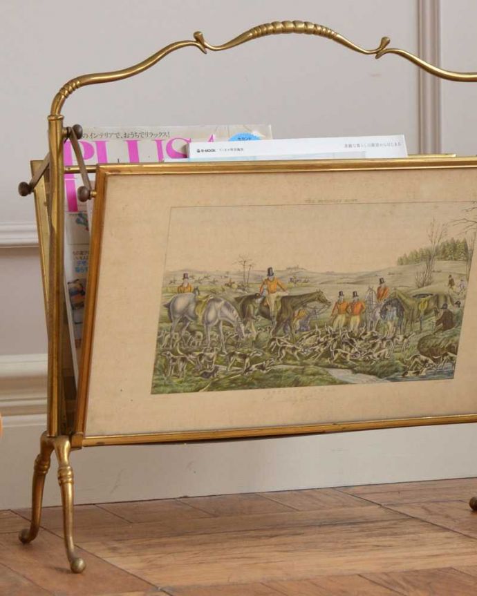 マガジンラック　アンティーク家具　美しい絵画まで付いてくるような珍しい真鍮製のアンティークマガジンラック。ちょっと置いておきたい…をキレイに収納新聞や雑誌など、ついついテーブルの上に置いてしまって雑多に見えるものが、コレさえあればキレイに収納出来てお部屋もスッキリ見えるんです。(d-1340-f)