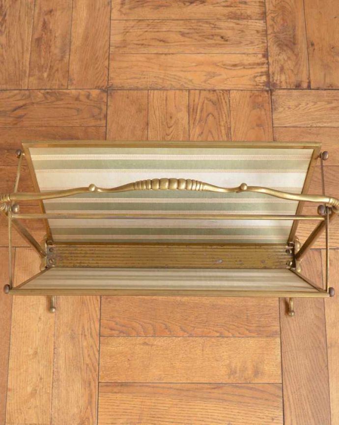 マガジンラック　アンティーク家具　美しい絵画まで付いてくるような珍しい真鍮製のアンティークマガジンラック。雑誌を入れる部分もキレイに修復しましたアンティークは新品ではないので経年変化によるキズはありますが、専門の職人がキレイにお直ししました。(d-1340-f)