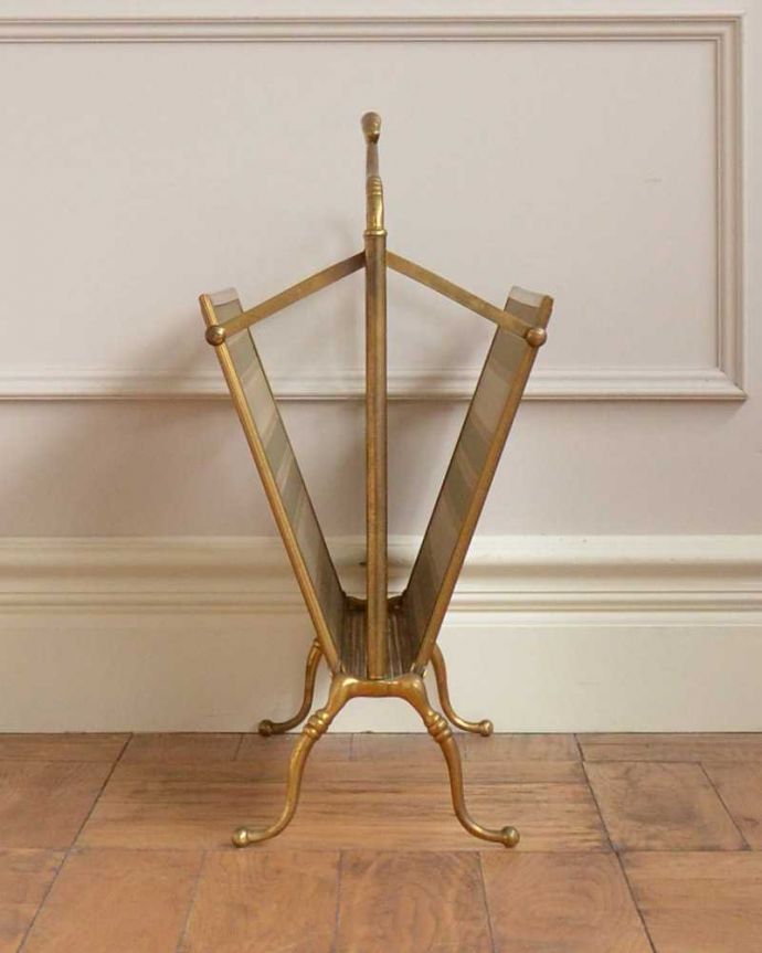 マガジンラック　アンティーク家具　美しい絵画まで付いてくるような珍しい真鍮製のアンティークマガジンラック。横から見てもキレイです360度、どの角度から見てもキレイです。(d-1340-f)