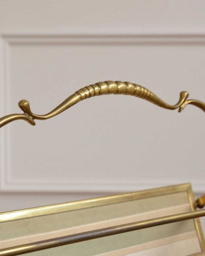 マガジンラック　アンティーク家具　美しい絵画まで付いてくるような珍しい真鍮製のアンティークマガジンラック。片手でラクラク運べますデザインの一部になっている持ち手を持って運べば持ち運びもラクラク！。(d-1340-f)