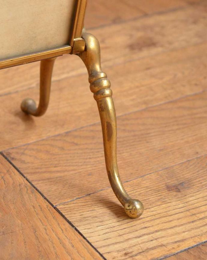 マガジンラック　アンティーク家具　美しい絵画まで付いてくるような珍しい真鍮製のアンティークマガジンラック。持ち上げなくても移動ラクラクHandleのアンティーク家具の足の裏にはフェルトキーパーをお付けしています。(d-1340-f)