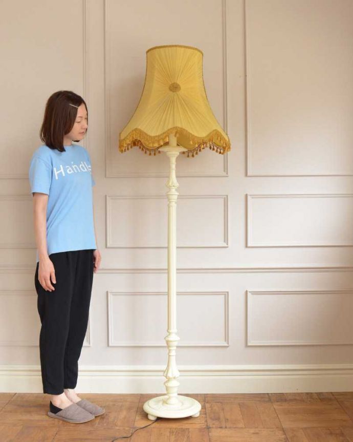 スタンドライト　照明・ライティング　キュッとしぼったシェードのデザインが可愛いアンティークフロアランプ（Ｂ22シャンデリア球付）。。(d-1342-f)