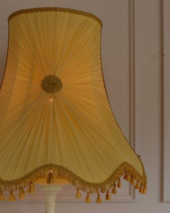 スタンドライト　照明・ライティング　キュッとしぼったシェードのデザインが可愛いアンティークフロアランプ（Ｂ22シャンデリア球付）。。(d-1342-f)