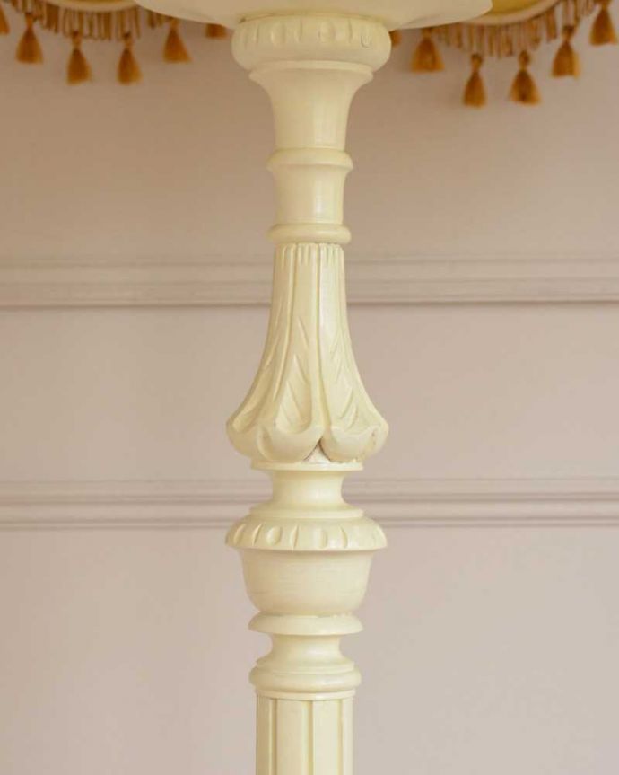 スタンドライト　照明・ライティング　キュッとしぼったシェードのデザインが可愛いアンティークフロアランプ（Ｂ22シャンデリア球付）。。(d-1342-f)