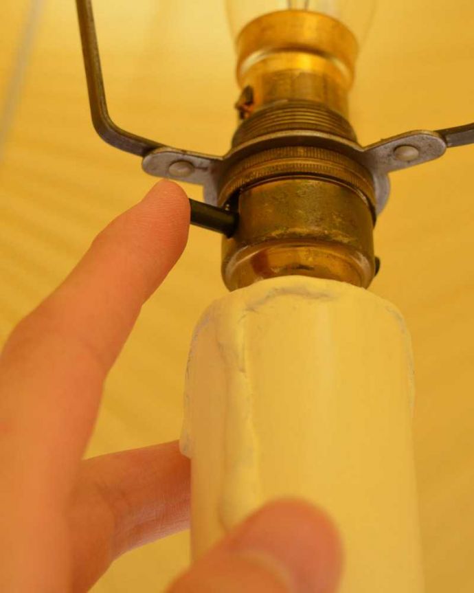 スタンドライト　照明・ライティング　キュッとしぼったシェードのデザインが可愛いアンティークフロアランプ（Ｂ22シャンデリア球付）。。(d-1342-f)