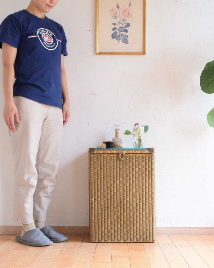 ロイドルーム　アンティーク家具　イギリスから届いたキレイなアンティークロイドルームボックス（ガラス天板付き）。実は紙で作られた丈夫なボックスパッと見た目は籐に見えるロイドルームボックス。(d-1343-f)