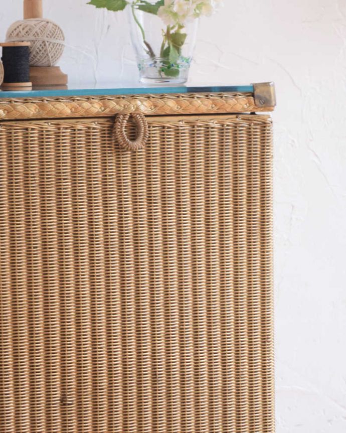 ロイドルーム　アンティーク家具　イギリスから届いたキレイなアンティークロイドルームボックス（ガラス天板付き）。お部屋の挿し色にロイドルームは色も特長的。(d-1343-f)