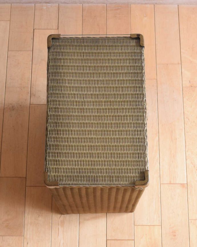 ロイドルーム　アンティーク家具　イギリスから届いたキレイなアンティークロイドルームボックス（ガラス天板付き）。天板も使えます天板にはガラスがはめ込んであるのでお手入れもラクラクです。(d-1343-f)