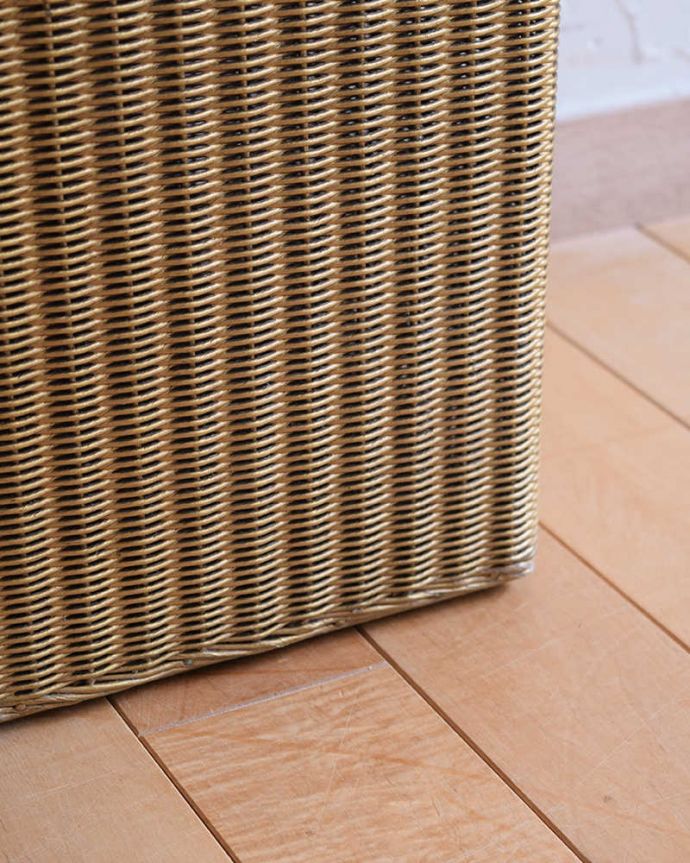 ロイドルーム　アンティーク家具　イギリスから届いたキレイなアンティークロイドルームボックス（ガラス天板付き）。持ち上げなくても移動ラクラクHandleのアンティーク家具の足の裏にはフェルトキーパーをお付けしているので床を滑らせて移動できます。(d-1343-f)