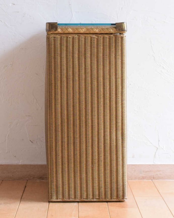 ロイドルーム　アンティーク家具　イギリスから届いたキレイなアンティークロイドルームボックス（ガラス天板付き）。横から見てもキレイですもちろん、横顔だってキレイ！どこから見ても絵になります。(d-1343-f)