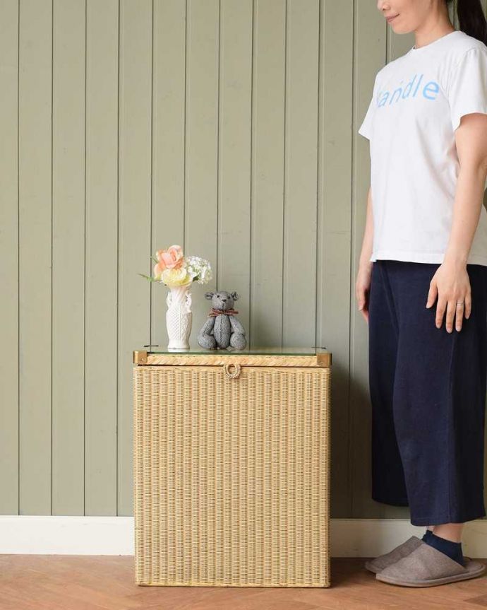 ロイドルーム　アンティーク家具　ガラス天板のロイドルームボックス、イギリスの伝統技法を用いたアンティーク家具。実は紙で作られた丈夫なボックスパッと見た目は籐に見えるロイドルームボックス。(d-1344-f)