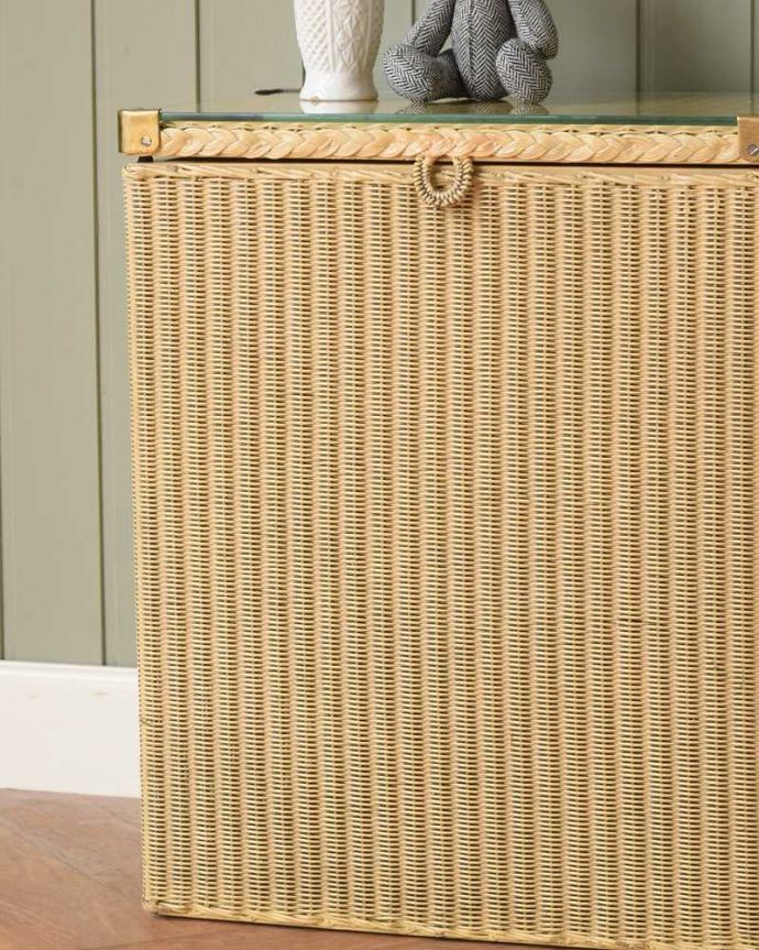 ロイドルーム　アンティーク家具　ガラス天板のロイドルームボックス、イギリスの伝統技法を用いたアンティーク家具。お部屋の挿し色にロイドルームは色も特長的。(d-1344-f)