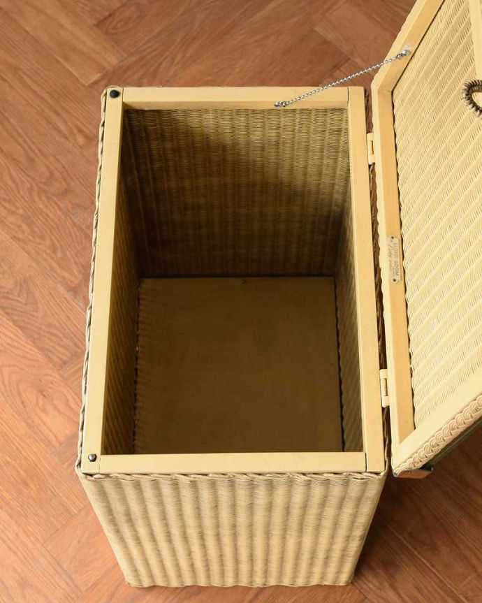 ロイドルーム　アンティーク家具　ガラス天板のロイドルームボックス、イギリスの伝統技法を用いたアンティーク家具。フタを開くと･･･中はとってもキレイに仕上げたので、リビングで散らかっている本やクッションブランケットはもちろん、ゴミ箱としても使えます。(d-1344-f)