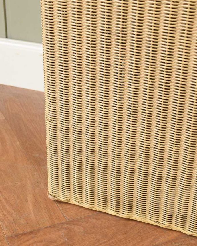 ロイドルーム　アンティーク家具　ガラス天板のロイドルームボックス、イギリスの伝統技法を用いたアンティーク家具。持ち上げなくても移動ラクラクHandleのアンティーク家具の足の裏にはフェルトキーパーをお付けしているので床を滑らせて移動できます。(d-1344-f)