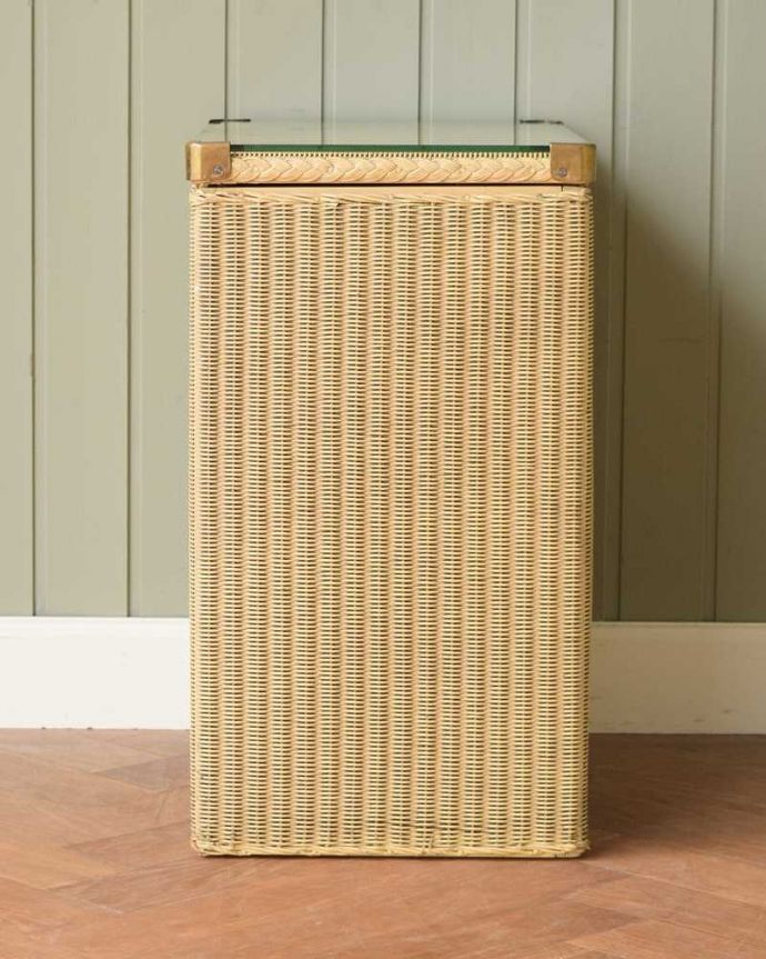 ロイドルーム　アンティーク家具　ガラス天板のロイドルームボックス、イギリスの伝統技法を用いたアンティーク家具。横から見てもキレイですもちろん、横顔だってキレイ！どこから見ても絵になります。(d-1344-f)