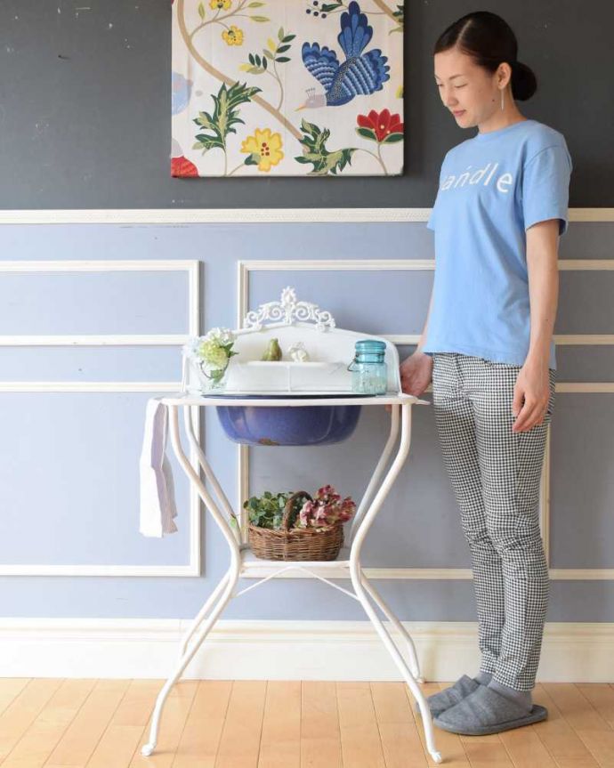 ガーデニング家具　アンティーク家具　屋外でも使えるアンティーク家具、ガーデニングにウォッシュスタンド（ホワイト） 。見た目が可愛いウォッシュスタンド水道が発達していない時代に洗面台として使われていたアイアンのウォッシュスタンド。(d-1345-f)