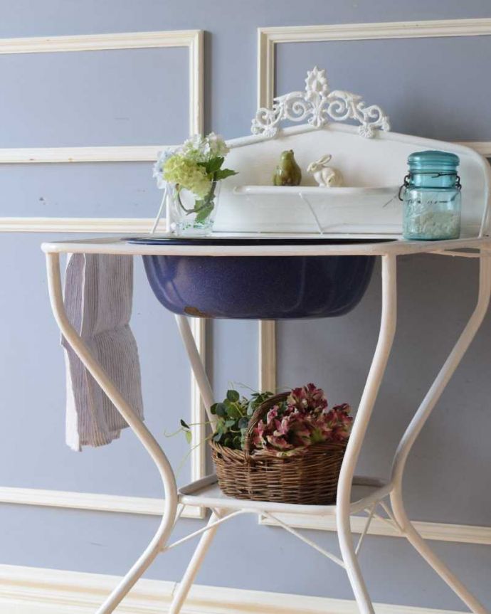 ガーデニング家具　アンティーク家具　屋外でも使えるアンティーク家具、ガーデニングにウォッシュスタンド（ホワイト） 。フランスらしいオシャレさ装飾の可愛らしさやフランスらしいカラーリングが独特の世界観。(d-1345-f)