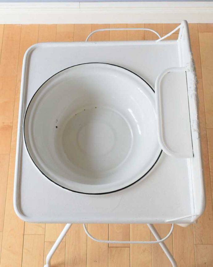 ガーデニング家具　アンティーク家具　屋外でも使えるアンティーク家具、ガーデニングにウォッシュスタンド（ホワイト） 。上から見てみましょう洗面器の中もキレイなものを選んできました。(d-1345-f)